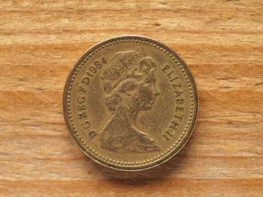 LONDON, UK - CIRCA 2022: Birleşik Krallık para birimi olan Kraliçe II. Elizabeth 'in portresini gösteren bir sterlin ters yüzü