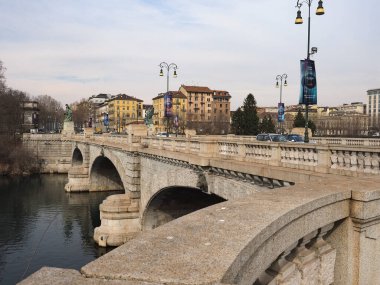 TURIN, İTALYA - CRCA ŞUBAT 2022: Po Nehri üzerindeki Ponte Umberto I