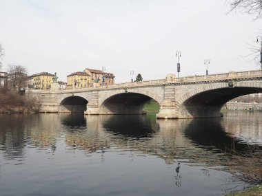 TURIN, İTALYA - CRCA ŞUBAT 2022: Po Nehri üzerindeki Ponte Umberto I