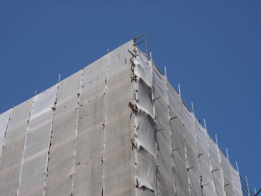 İnşaat alanındaki inşaat işleri için geçici borular ve iskeleler