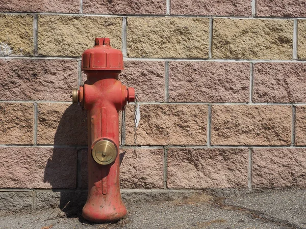 Požární Hydrant Ulici Před Kamennou Cihlovou Zdí Kopírovacím Prostorem — Stock fotografie