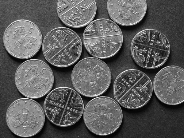 5便士硬币 联合王国货币 白纸黑字 — 图库照片
