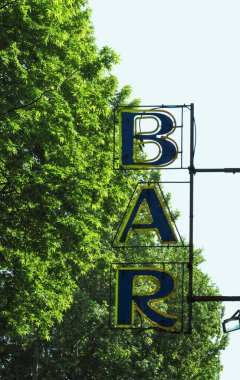 Ağaçların arka planında neon ışık çubuğu işareti