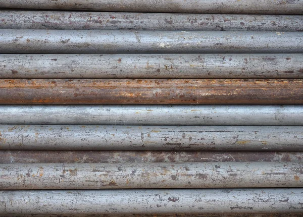 Paslanmış gri metal borular arka plan olarak kullanışlı