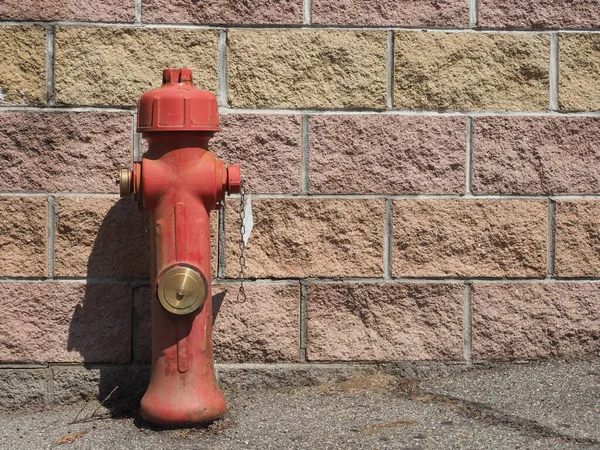 Požární Hydrant Ulici Před Kamennou Cihlovou Zdí Kopírovacím Prostorem — Stock fotografie