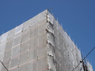 İnşaat alanındaki inşaat işleri için geçici borular ve iskeleler