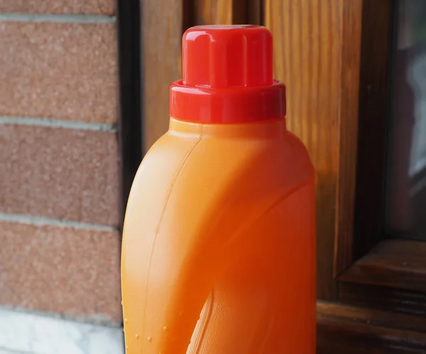 Μιας Χρήσης Άκαμπτη Πορτοκαλί Πλαστική Φιάλη Απορρυπαντικού — Φωτογραφία Αρχείου