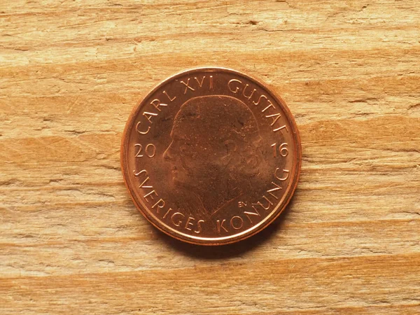 スウェーデンの通貨カール16世グスタフ王を示す1クローナ硬貨 — ストック写真