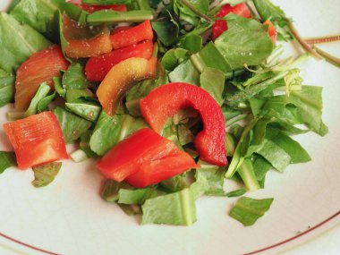 marul ve kırmızı biberli salata.