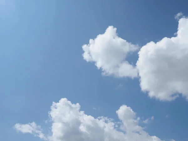 Céu Azul Com Nuvens Úteis Como Fundo — Fotografia de Stock