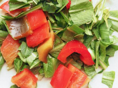 marul ve kırmızı biberli salata.