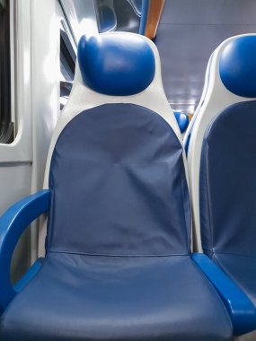 Mavi koltuklu bölgesel tren, kimse yok.