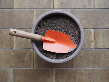 Bahçe küreği ve toprak kovası Terrazzo zemininde saksılar için