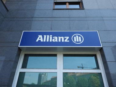 TURIN, İTALYA - CRCA MAYIS 2022: Allianz mağaza önü tabelası