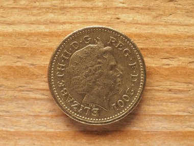 LONDON, UK - CIRCA 2022: Birleşik Krallık para birimi olan Kraliçe II. Elizabeth 'in portresini gösteren bir sterlin ters yüzü