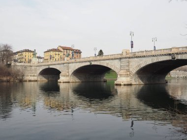 TURIN, İTALYA - CRCA ŞUBAT 2022: Po Nehri üzerindeki Ponte Umberto I