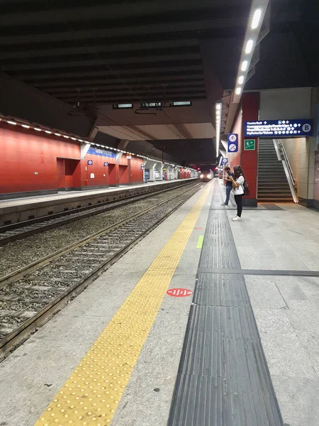 Турин Италия Circa Июнь 2022 Путешественники Платформе Железнодорожной Станции Турино — стоковое фото