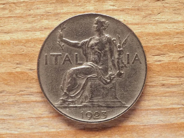 イタリアを代表する月桂樹の座席の女性を示す1リラ硬貨の反対側 イタリア王国の通貨 — ストック写真