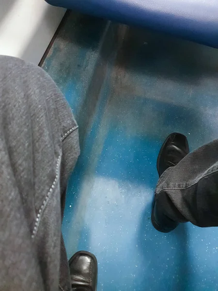 在区域火车上穿着漂亮鞋子的无法辨认的人 — 图库照片