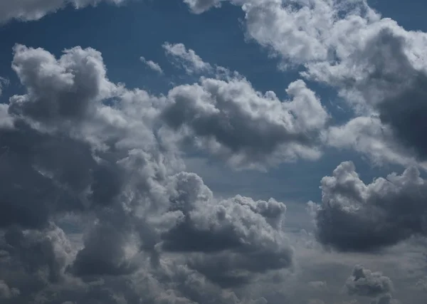 Dramático Céu Azul Tempestuoso Com Nuvens Escuras Úteis Como Fundo — Fotografia de Stock