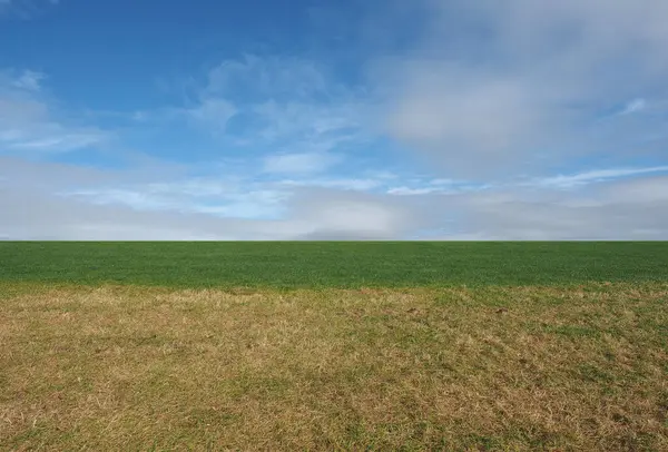 Landskap Med Grön Äng Och Dramatisk Himmel — Stockfoto