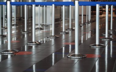 Havaalanı kontrolünde kuyruğa girmek için kuyruk oluşturun.