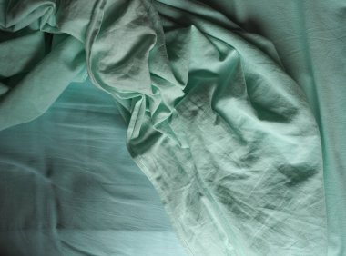 Buruşuk yeşil kumaş dokusu arka plan olarak kullanışlı