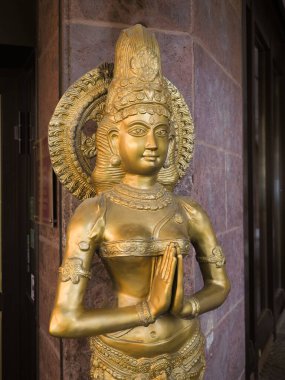 Antik Hint tanrıçasının altın heykeli
