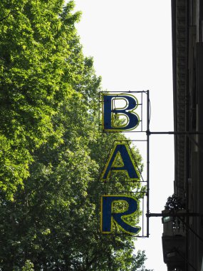 Ağaçların arka planında neon ışık çubuğu işareti