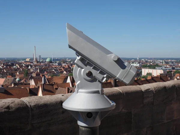 Fernglas Auf Aussichtsplattform Erhöhter Lage Über Der Innenstadt — Stockfoto