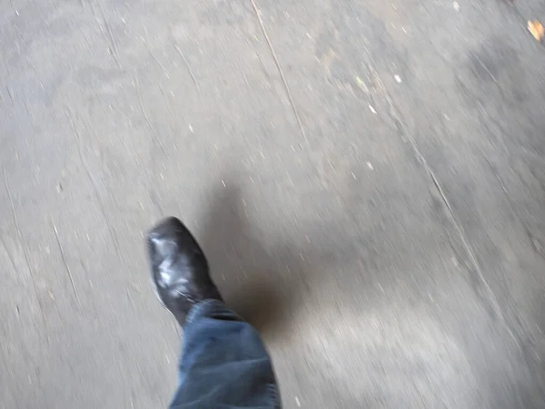 Ponto Vista Pessoal Homem Andando Com Borrão Movimento — Fotografia de Stock