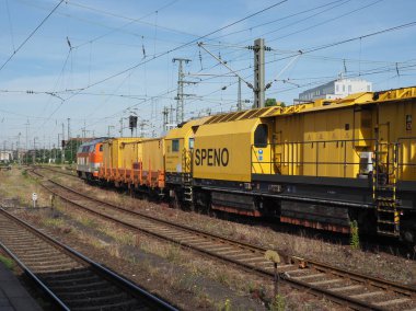 NUERNBERG, GERMANY - CIRCA HAZE 2022: Nuernberg Hauptbahnhof merkez istasyonundaki trenler