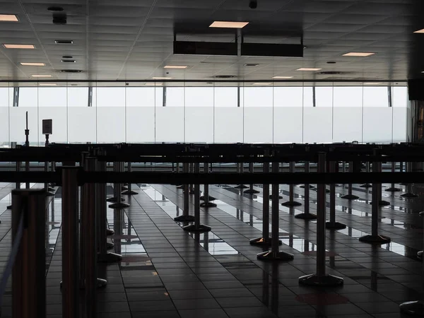 在机场办理登机手续和安检时排队的队列 — 图库照片
