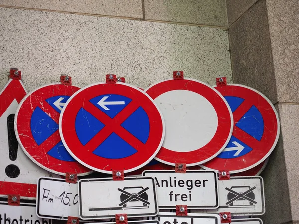 Viele Deutsche Schilder Mit Park Und Halteverbot Weg Und Gefahrenzeichen — Stockfoto