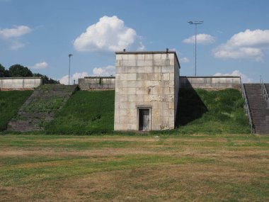 Zeppelinfeld tercümesi Zeppelin Field mimar Albert Speer tarafından Almanya 'nın Nuernberg kentindeki Nazi parti mitingi alanı olarak tasarlandı.