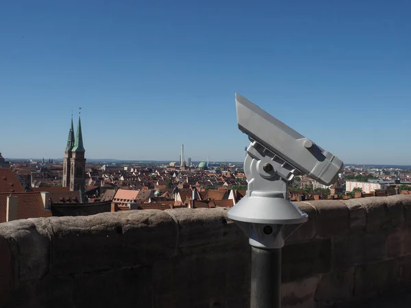 Fernglas Auf Aussichtsplattform Erhöhter Lage Über Der Innenstadt — Stockfoto