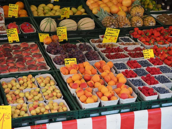 Diverse Vruchten Waaronder Bessen Perziken Abrikozen Ananassen Meloenen — Stockfoto