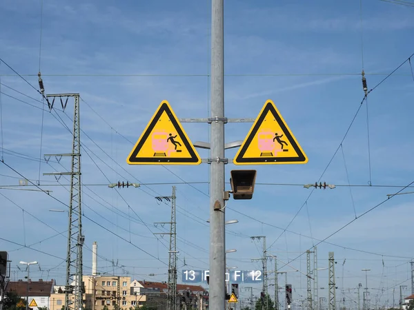 Обратите Внимание Опасность Падения Знака Платформе Станции — стоковое фото