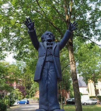 BAYREUTH, GERMANY - CIRCA HAZİRAN 2022: 2013 dolaylarında heykeltıraş Ottmar Hoerl tarafından yapılan mavi plastik heykel