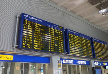 NUERNBERG, GERMANY - CIRCA HAZİRAN 2022: Gelen ve giden uçakların zaman çizelgesi