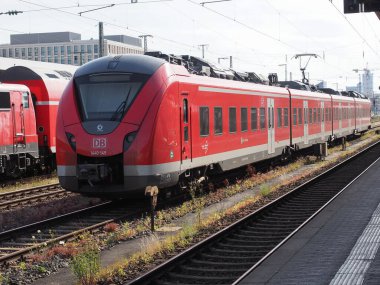 NUERNBERG, GERMANY - CIRCA HAZE 2022: Nuernberg Hauptbahnhof merkez istasyonundaki trenler