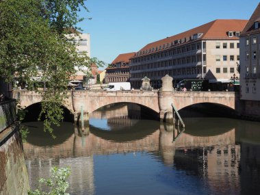NUERNBERG, GERMANY - CRCA HAZİRAN 2022: Bruecke Müzesi çeviri müzesi köprüsü Pegnitz Nehri üzerinde