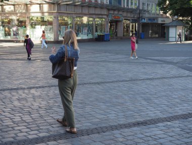 NUERNBERG, ALMANY - CIRCA HAZİRAN 2022: Şehir merkezinde insanlar