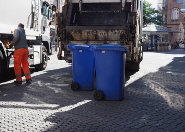 NUERNBERG, ALMANY - CRCA HAZİRAN 2022: Çöp kamyonu