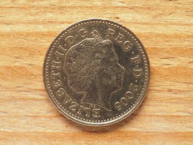 LONDON, UK - CIRCA 2022: Birleşik Krallık para birimi olan Kraliçe II. Elizabeth 'in portresini gösteren 10 peni ters kenar