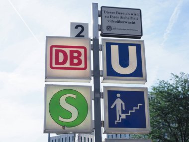NUERNBERG, GERMANY - CIRCA HAZİRAN 2022: Alman toplu taşıma tabelaları arasında DB 'nin anlamı Alman demiryolları, U-bahn transl anlamına geliyor. Metro, S harfi S-bahn transl. tramvay