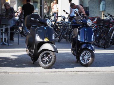 NUERNBERG, ALMANY - CIRCA HAZİRAN 2022: siyah ve mavi İtalyan Vespa scooter motosikleti