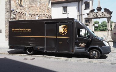 NUERNBERG, ALMANY - CRCA HAZİRAN 2022: UPS kurye minibüsü