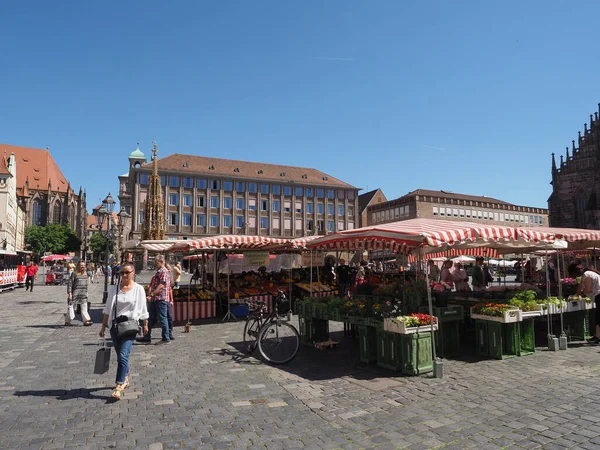 Nuernberg Alemania Circa Junio 2022 Personas Hauptmarkt Plaza Principal Del —  Fotos de Stock