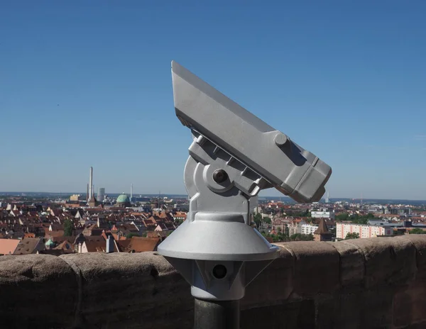 Fernglas Auf Aussichtsplattform Erhöhter Lage Über Der Innenstadt — Stockfoto